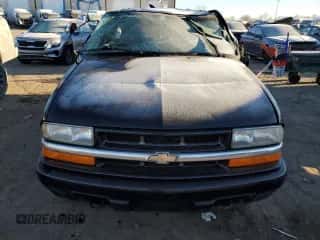 ✅ 2000 Chevrolet Blazer LS • VIN: 1GNCT18W7YK143649 • Lot: 87656195. Wystawiony na Copart z przebiegiem Nie podano. Bezpłatny archiwum sprzedaży aukcyjnych z USA i szczegółowy raport historii pojazdu na DreamBid. Zdjęcie 5.