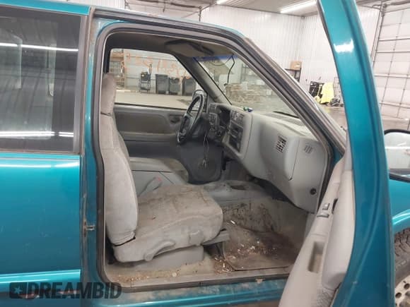 ✅ 1995 Chevrolet S-10 LS • VIN: 1GCDT19W4S8126453 • Лот: 42381335. Опубликован ранее на IAAI с пробегом 124 044 миль. Бесплатный доступ к архиву аукционных продаж из США и подробный отчёт об истории автомобиля на DreamBid. Изображение 5.