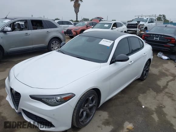 ✅ 2018 Alfa Romeo Giulia Ti Sport • VIN: ZARFAEEN8J7596983 • Лот: 42288356. Опубликован ранее на IAAI с пробегом 78 696 миль. Бесплатный доступ к архиву аукционных продаж из США и подробный отчёт об истории автомобиля на DreamBid. Изображение 6.