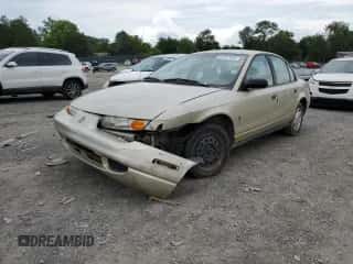 2000 Saturn SL z VIN 1G8ZH528XYZ223681, wystawiony jako Copart lot #57347404 z przebiegiem 161 044 mil mil oraz Czysty tytuł • Clean title. Historia ofert i sprzedaży dostępna na DreamBid. Obrazek 1.