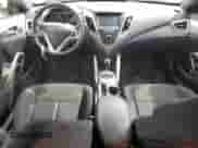 2017 Hyundai Veloster z VIN KMHTC6AD9HU316618, wystawiony jako Copart lot #70060254 z przebiegiem 76 823 mil mil oraz Czysty tytuł • Clean title. Historia ofert i sprzedaży dostępna na DreamBid. Obrazek 8.