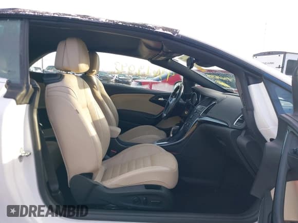 ✅ 2016 Buick Cascada Premium • VIN: W04WT3N55GG064764 • Lot: 43619093. Wystawiony na IAAI z przebiegiem 55 352 mil. Bezpłatny archiwum sprzedaży aukcyjnych z USA i szczegółowy raport historii pojazdu na DreamBid. Zdjęcie 5.