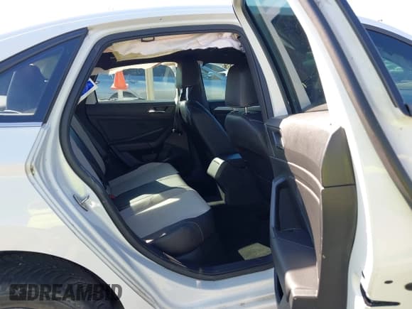 ✅ 2019 Volkswagen Jetta S • VIN: 3VWC57BU8KM061410 • Lot: 43436980. Wystawiony na IAAI z przebiegiem 93 031 mil. Bezpłatny archiwum sprzedaży aukcyjnych z USA i szczegółowy raport historii pojazdu na DreamBid. Zdjęcie 8.