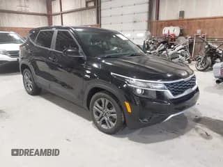 ✅ 2023 Kia Seltos LX • VIN: KNDEPCAA9P7374411 • Lot: 43614389. Wystawiony na IAAI z przebiegiem 48 159 mil. Bezpłatny archiwum sprzedaży aukcyjnych z USA i szczegółowy raport historii pojazdu na DreamBid. Zdjęcie 1.