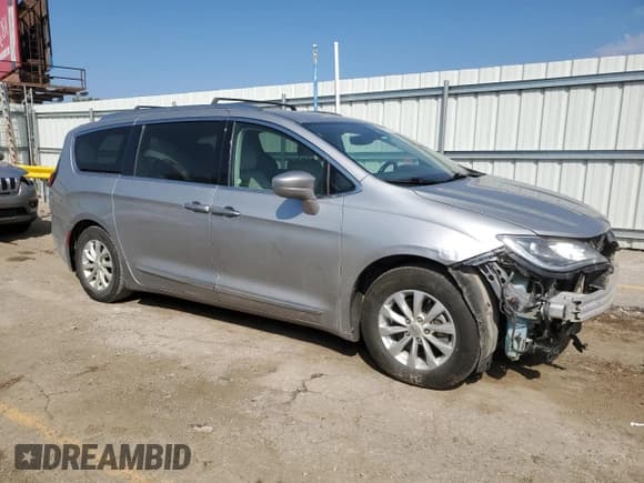 ✅ 2018 Chrysler Pacifica Touring L • VIN: 2C4RC1BG3JR211733 • Лот: 84979065. Опубликован ранее на Copart с пробегом 184 095 миль. Бесплатный доступ к архиву аукционных продаж из США и подробный отчёт об истории автомобиля на DreamBid. Изображение 4.