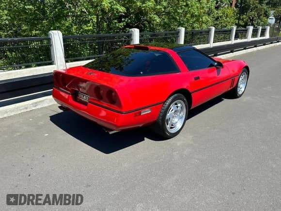 1990 Chevrolet Corvette z VIN 1G1YY238XL5106268, wystawiony jako Copart lot #45953745 z przebiegiem 21 657 mil mil oraz Czysty tytuł • Clean title. Historia ofert i sprzedaży dostępna na DreamBid. Obrazek 4.