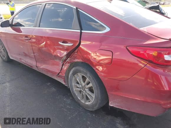 2015 Hyundai Sonata SE z VIN 5NPE24AF3FH127461, wystawiony jako IAAI lot #43492921 z przebiegiem 135 133 mil mil oraz . Historia ofert i sprzedaży dostępna na DreamBid. Obrazek 6.