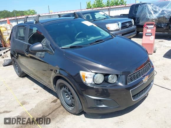 2015 Chevrolet Sonic LT z VIN 1G1JC6SB0F4182953, wystawiony jako IAAI lot #39697891 z przebiegiem 78 983 mil mil oraz . Historia ofert i sprzedaży dostępna na DreamBid. Obrazek 1.