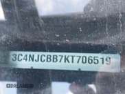 ✅ 2019 Jeep Compass Altitude • VIN: 3C4NJCBB7KT706519 • Lot: 41636111. Wystawiony na IAAI z przebiegiem Nie podano. Bezpłatny archiwum sprzedaży aukcyjnych z USA i szczegółowy raport historii pojazdu na DreamBid. Zdjęcie 18.