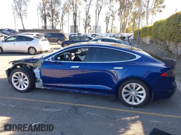 ✅ 2019 Tesla Model S 75D • VIN: 5YJSA1E27KF333645 • Lot: 41647989. Listed on IAAI with 52,528 mi. Free auction sales archive from the USA and detailed vehicle history report at DreamBid. Image 15.