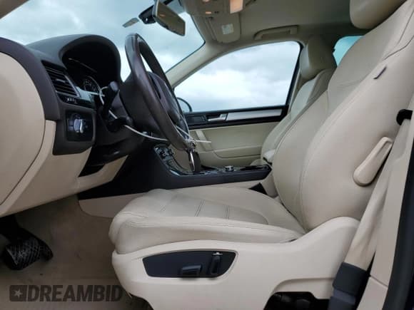 ✅ 2013 Volkswagen Touareg Exec • VIN: WVGEF9BP6DD013915 • Lot: 55024485. Listed on Copart with 238,848 mi. Free auction sales archive from the USA and detailed vehicle history report at DreamBid. Image 7.