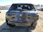 ✅ 2025 BMW iX xDrive50 • VIN: WB523CF00SCU13476 • Лот: 68222205. Опубликован ранее на Copart с пробегом 1 220 миль. Бесплатный доступ к архиву аукционных продаж из США и подробный отчёт об истории автомобиля на DreamBid. Изображение 6.