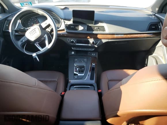 ✅ 2020 Audi Q5 Premium • VIN: WA1ANAFY1L2092022 • Lot: 82307155. Wystawiony na Copart z przebiegiem 51 895 mil. Bezpłatny archiwum sprzedaży aukcyjnych z USA i szczegółowy raport historii pojazdu na DreamBid. Zdjęcie 8.