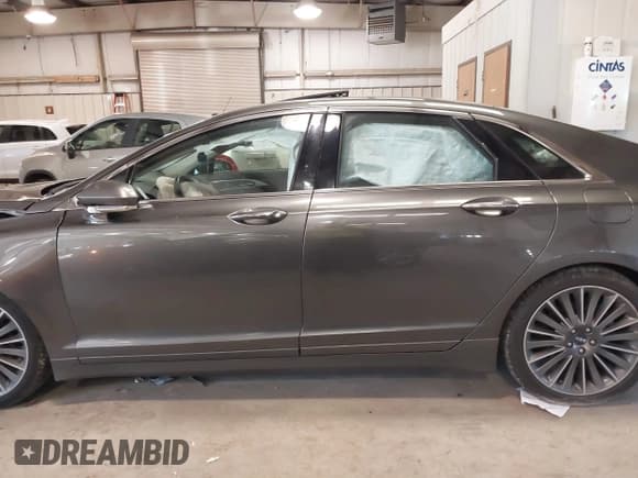✅ 2016 Lincoln MKZ Hybrid • VIN: 3LN6L2LU7GR602024 • Lot: 41224915. Wystawiony na IAAI z przebiegiem 176 538 mil. Bezpłatny archiwum sprzedaży aukcyjnych z USA i szczegółowy raport historii pojazdu na DreamBid. Zdjęcie 14.