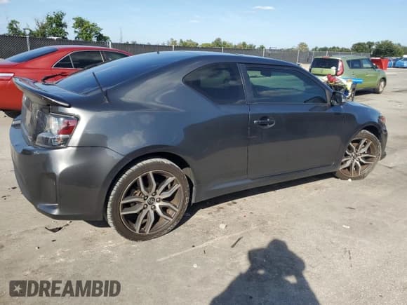 ✅ 2016 Scion tC • VIN: JTKJF5C71GJ014446 • Lot: 89544355. Wystawiony na Copart z przebiegiem 133 653 mil. Bezpłatny archiwum sprzedaży aukcyjnych z USA i szczegółowy raport historii pojazdu na DreamBid. Zdjęcie 3.