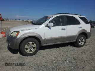 ✅ 2005 Kia Sorento LX • VIN: KNDJD733X55365335 • Лот: 59443445. Опубликован ранее на Copart с пробегом Не указан. Бесплатный доступ к архиву аукционных продаж из США и подробный отчёт об истории автомобиля на DreamBid. Изображение 1.