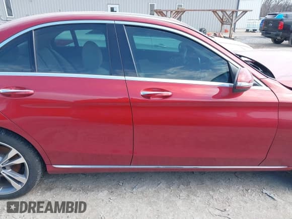 ✅ 2018 Mercedes-Benz C 300 • VIN: 55SWF4KBXJU282471 • Lot: 41702125. Wystawiony na IAAI z przebiegiem 35 192 mil. Bezpłatny archiwum sprzedaży aukcyjnych z USA i szczegółowy raport historii pojazdu na DreamBid. Zdjęcie 13.