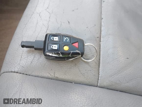 ✅ 2004 Volvo S40 • VIN: YV1MS382642028019 • Лот: 43767476. Опубликован ранее на IAAI с пробегом 261 700 миль. Бесплатный доступ к архиву аукционных продаж из США и подробный отчёт об истории автомобиля на DreamBid. Изображение 11.