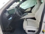 ✅ 2024 BMW 5 Series 530i xDrive • VIN: WBA53FJ09RCP70902 • Lot: 91128875. Wystawiony na Copart z przebiegiem Nie podano. Bezpłatny archiwum sprzedaży aukcyjnych z USA i szczegółowy raport historii pojazdu na DreamBid. Zdjęcie 7.