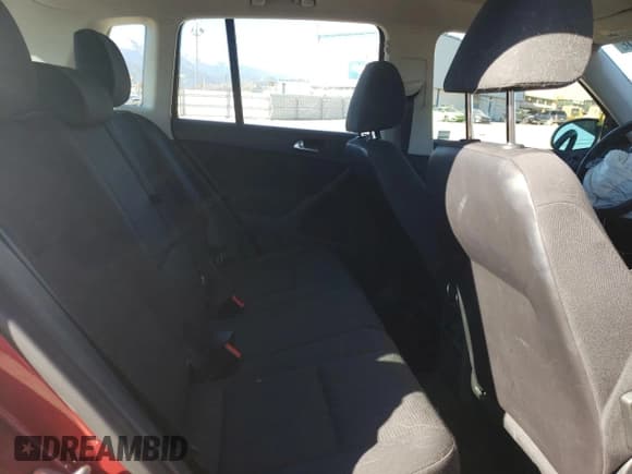 ✅ 2015 Volkswagen Tiguan S • VIN: WVGAV7AX6FW015968 • Lot: 90939515. Wystawiony na Copart z przebiegiem 128 219 mil. Bezpłatny archiwum sprzedaży aukcyjnych z USA i szczegółowy raport historii pojazdu na DreamBid. Zdjęcie 11.