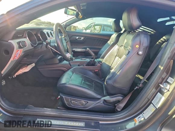 ✅ 2017 Ford Mustang GT Premium • VIN: 1FA6P8CF4H5257879 • Lot: 94275655. Wystawiony na Copart z przebiegiem 84 052 mil. Bezpłatny archiwum sprzedaży aukcyjnych z USA i szczegółowy raport historii pojazdu na DreamBid. Zdjęcie 7.