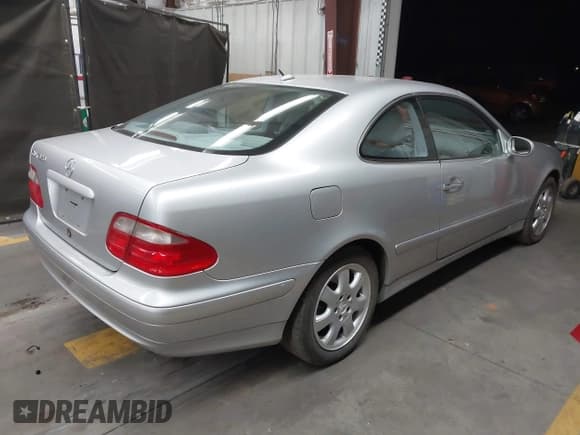 ✅ 2001 Mercedes-Benz CLK 320/430 • VIN: WDBLJ65GX1T091389 • Lot: 42058375. Wystawiony na IAAI z przebiegiem 215 750 mil. Bezpłatny archiwum sprzedaży aukcyjnych z USA i szczegółowy raport historii pojazdu na DreamBid. Zdjęcie 4.