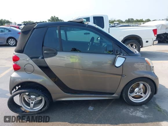 ✅ 2013 Smart fortwo Passion • VIN: WMEEK3BA2DK638916 • Lot: 42938739. Wystawiony na IAAI z przebiegiem 76 738 mil. Bezpłatny archiwum sprzedaży aukcyjnych z USA i szczegółowy raport historii pojazdu na DreamBid. Zdjęcie 14.