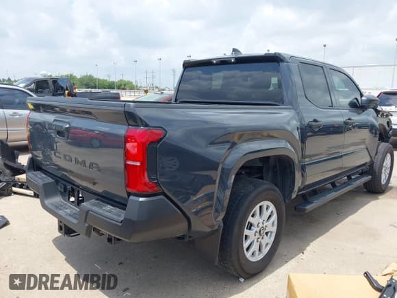 ✅ 2024 Toyota Tacoma SR • VIN: 3TYKD5HN7RT000845 • Lot: 42097772. Wystawiony na IAAI z przebiegiem 9 881 mil. Bezpłatny archiwum sprzedaży aukcyjnych z USA i szczegółowy raport historii pojazdu na DreamBid. Zdjęcie 4.