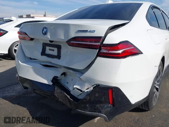 ✅ 2024 BMW i5 eDrive40 • VIN: WBY33FK01RCP59383 • Лот: 40957715. Опубликован ранее на IAAI с пробегом 8 188 миль. Бесплатный доступ к архиву аукционных продаж из США и подробный отчёт об истории автомобиля на DreamBid. Изображение 6.