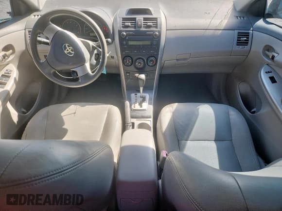 ✅ 2010 Toyota Corolla LE • VIN: JTDBU4EE2A9120470 • Lot: 82372515. Wystawiony na Copart z przebiegiem 237 980 mil. Bezpłatny archiwum sprzedaży aukcyjnych z USA i szczegółowy raport historii pojazdu na DreamBid. Zdjęcie 8.