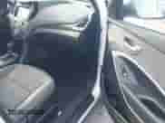 2018 Hyundai Santa Fe 2.4L z VIN 5NMZUDLB1JH097002, wystawiony jako IAAI lot #43473652 z przebiegiem 182 069 mil mil oraz . Historia ofert i sprzedaży dostępna na DreamBid. Obrazek 5.