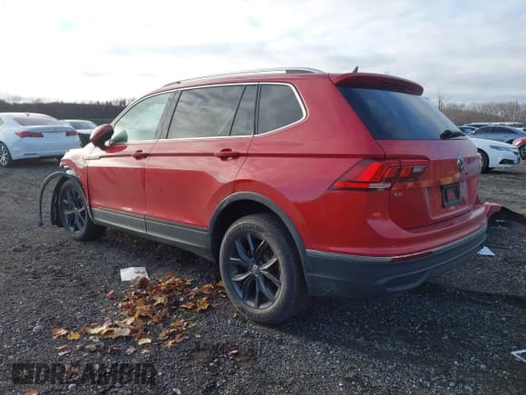 ✅ 2024 Volkswagen Tiguan SE • VIN: 3VVMB7AX6RM061803 • Lot: 43654322. Wystawiony na IAAI z przebiegiem 26 958 mil. Bezpłatny archiwum sprzedaży aukcyjnych z USA i szczegółowy raport historii pojazdu na DreamBid. Zdjęcie 3.