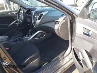 2016 Hyundai Veloster z VIN KMHTC6AD1GU292457, wystawiony jako IAAI lot #43419828 z przebiegiem 105 746 mil mil oraz . Historia ofert i sprzedaży dostępna na DreamBid. Obrazek 5.