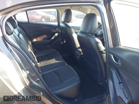 ✅ 2018 Mazda 3 Touring • VIN: 3MZBN1L38JM196030 • Lot: 43612362. Wystawiony na IAAI z przebiegiem 85 287 mil. Bezpłatny archiwum sprzedaży aukcyjnych z USA i szczegółowy raport historii pojazdu na DreamBid. Zdjęcie 8.