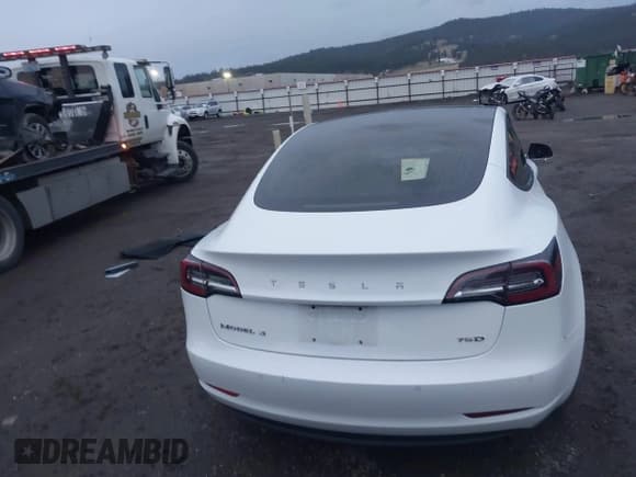 ✅ 2018 Tesla Model 3 Long Range Battery • VIN: 5YJ3E1EB8JF088796 • Lot: 43693681. Wystawiony na IAAI z przebiegiem 69 399 mil. Bezpłatny archiwum sprzedaży aukcyjnych z USA i szczegółowy raport historii pojazdu na DreamBid. Zdjęcie 16.