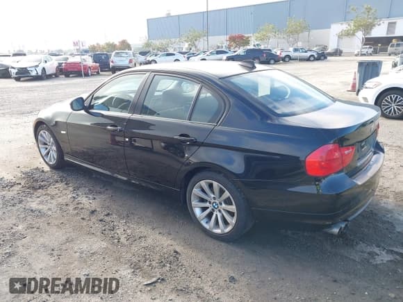 ✅ 2011 BMW 3 Series 328i • VIN: WBAPH5G54BNM74137 • Lot: 43794042. Wystawiony na IAAI z przebiegiem 104 888 mil. Bezpłatny archiwum sprzedaży aukcyjnych z USA i szczegółowy raport historii pojazdu na DreamBid. Zdjęcie 3.