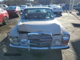 ✅ 1972 Mercedes-Benz 220 • VIN: 11511010235153 • Lot: 82226394. Wystawiony na Copart z przebiegiem 88 548 mil. Bezpłatny archiwum sprzedaży aukcyjnych z USA i szczegółowy raport historii pojazdu na DreamBid. Zdjęcie 5.