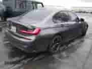 2020 BMW 3 Series M340i z VIN WBA5U7C07LFH58353, wystawiony jako IAAI lot #43368723 z przebiegiem 63 251 mil mil oraz . Historia ofert i sprzedaży dostępna na DreamBid. Obrazek 4.