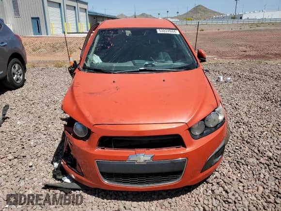 2013 Chevrolet Sonic LS z VIN 1G1JA6SHXD4100489, wystawiony jako Copart lot #53824944 z przebiegiem Nie podano mil oraz Szkoda całkowita • Salvage title. Historia ofert i sprzedaży dostępna na DreamBid. Obrazek 5.