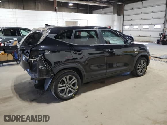 ✅ 2021 Kia Seltos LX • VIN: KNDEPCAA3M7044744 • Lot: 84449535. Wystawiony na Copart z przebiegiem 111 506 mil. Bezpłatny archiwum sprzedaży aukcyjnych z USA i szczegółowy raport historii pojazdu na DreamBid. Zdjęcie 3.