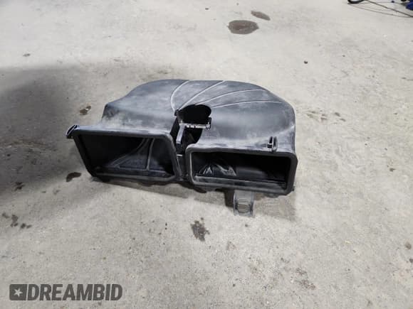 ✅ 2013 Mercedes-Benz C 250 Sport • VIN: WDDGF4HB1DA743220 • Lot: 92747775. Wystawiony na Copart z przebiegiem 123 071 mil. Bezpłatny archiwum sprzedaży aukcyjnych z USA i szczegółowy raport historii pojazdu na DreamBid. Zdjęcie 12.