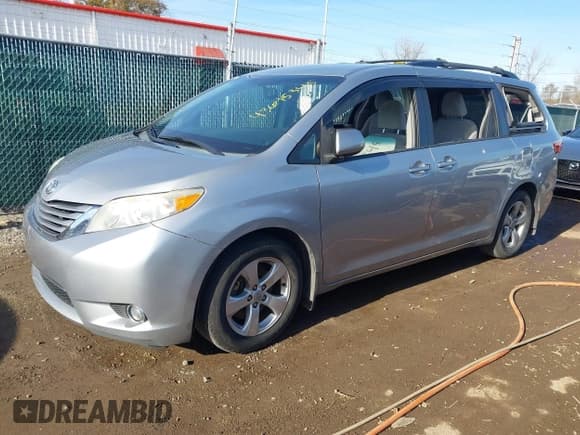 ✅ 2015 Toyota Sienna LE • VIN: 5TDKK3DCXFS612155 • Lot: 43695345. Listed on IAAI with 127,682 mi. Free auction sales archive from the USA and detailed vehicle history report at DreamBid. Image 2.