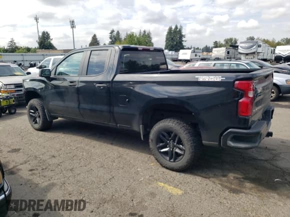 ✅ 2019 Chevrolet Silverado 1500 Custom Trail Boss • VIN: 1GCRYCEF6KZ267799 • Lot: 71669705. Wystawiony na Copart z przebiegiem 110 171 mil. Bezpłatny archiwum sprzedaży aukcyjnych z USA i szczegółowy raport historii pojazdu na DreamBid. Zdjęcie 2.