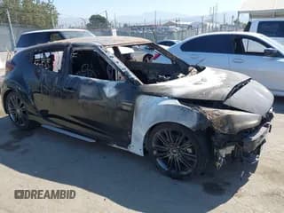 ✅ 2016 Hyundai Veloster Turbo • VIN: KMHTC6AE2GU291956 • Lot: 40088117. Wystawiony na IAAI z przebiegiem Nie podano. Bezpłatny archiwum sprzedaży aukcyjnych z USA i szczegółowy raport historii pojazdu na DreamBid. Zdjęcie 1.