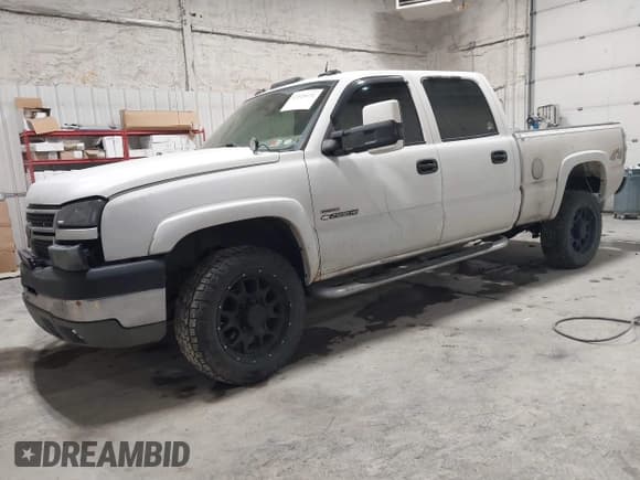 ✅ 2005 Chevrolet Silverado 2500HD LS • VIN: 1GCHK23275F823812 • Lot: 43520231. Wystawiony na IAAI z przebiegiem 227 443 mil. Bezpłatny archiwum sprzedaży aukcyjnych z USA i szczegółowy raport historii pojazdu na DreamBid. Zdjęcie 2.