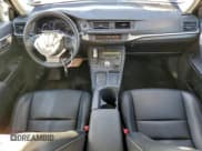 ✅ 2015 Lexus CT 200h • VIN: JTHKD5BH1F2228405 • Lot: 96349025. Wystawiony na Copart z przebiegiem 75 873 mil. Bezpłatny archiwum sprzedaży aukcyjnych z USA i szczegółowy raport historii pojazdu na DreamBid. Zdjęcie 8.