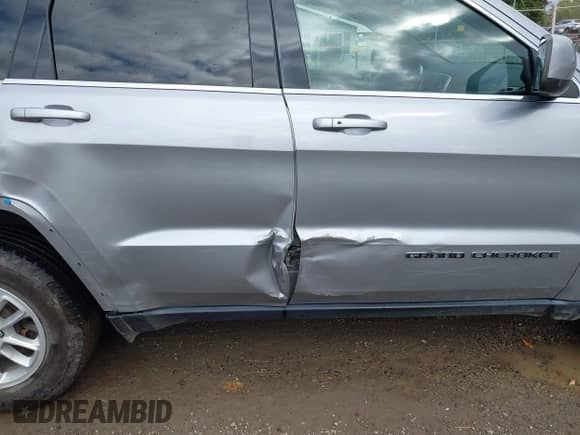 2020 Jeep Grand Cherokee Laredo E z VIN 1C4RJFAG7LC159295, wystawiony jako IAAI lot #43516949 z przebiegiem 80 838 mil mil oraz . Historia ofert i sprzedaży dostępna na DreamBid. Obrazek 19.