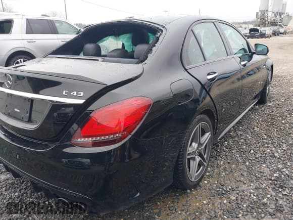 ✅ 2019 Mercedes-Benz C 43 AMG • VIN: 55SWF6EB9KU291767 • Lot: 41584111. Wystawiony na IAAI z przebiegiem 77 740 mil. Bezpłatny archiwum sprzedaży aukcyjnych z USA i szczegółowy raport historii pojazdu na DreamBid. Zdjęcie 22.