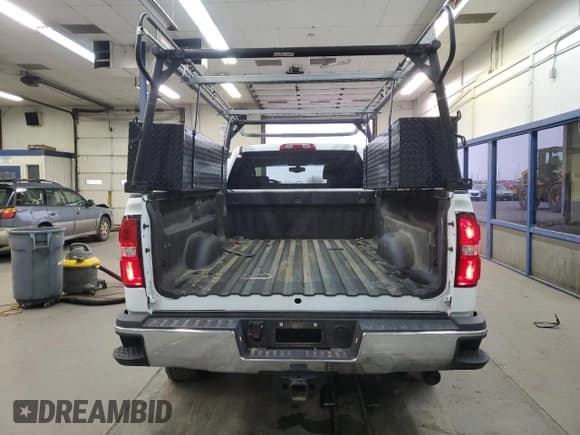 ✅ 2018 GMC Sierra 2500HD • VIN: 1GT12REG7JF264498 • Lot: 82891494. Wystawiony na Copart z przebiegiem 206 152 mil. Bezpłatny archiwum sprzedaży aukcyjnych z USA i szczegółowy raport historii pojazdu na DreamBid. Zdjęcie 6.