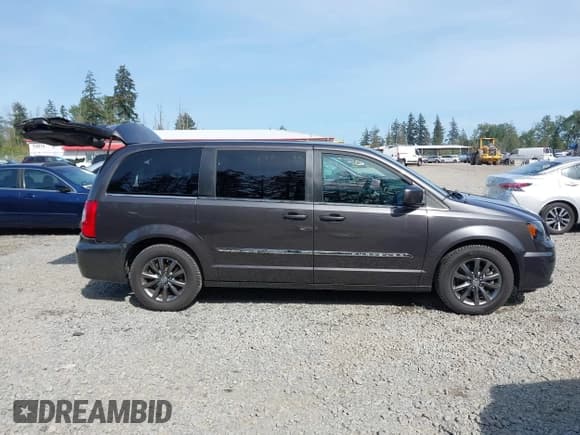 ✅ 2016 Chrysler Town & Country S • VIN: 2C4RC1HG0GR138532 • Lot: 42164215. Listed on IAAI with 55,486 mi. Free auction sales archive from the USA and detailed vehicle history report at DreamBid. Image 13.
